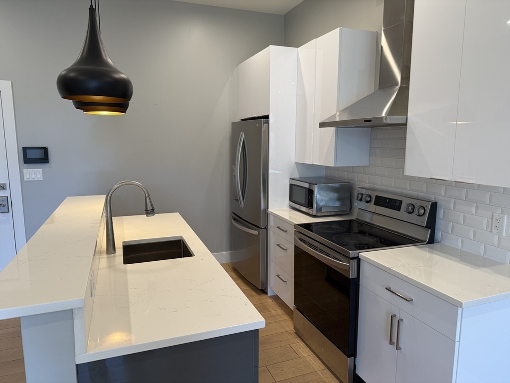 60 Cross St E 207