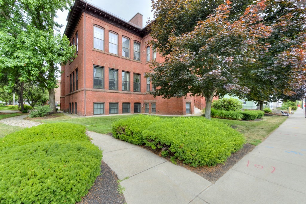 321 Plantation St 102