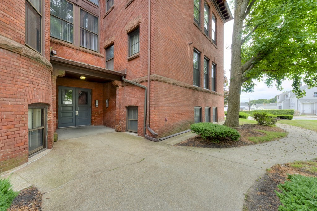 321 Plantation St 102