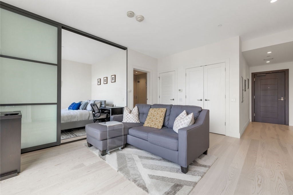 32 Traveler St 411
