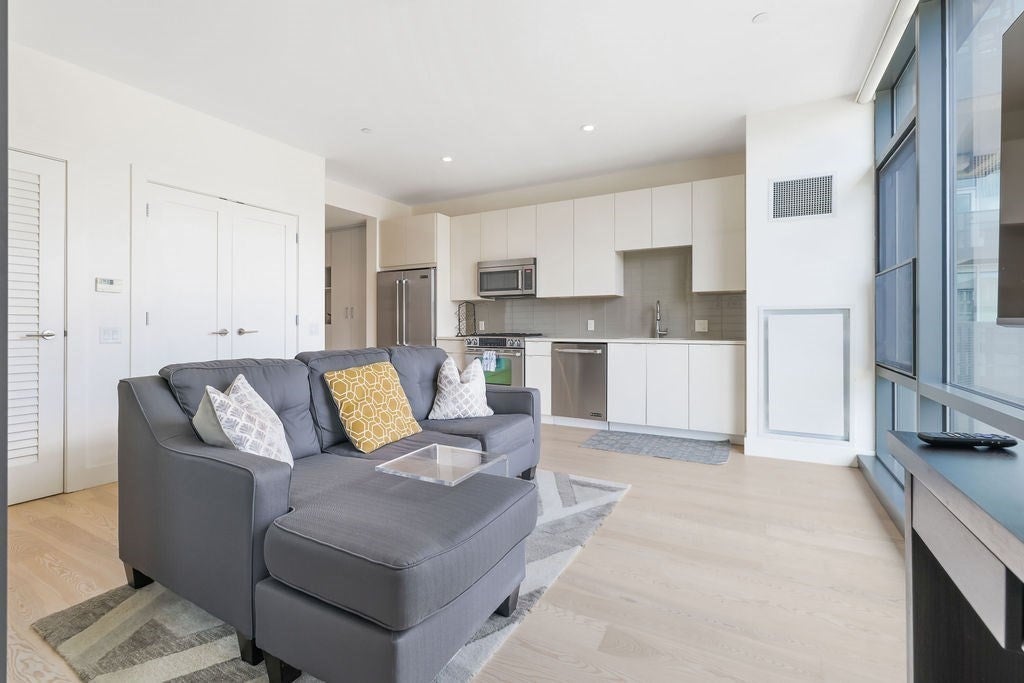 32 Traveler St 411
