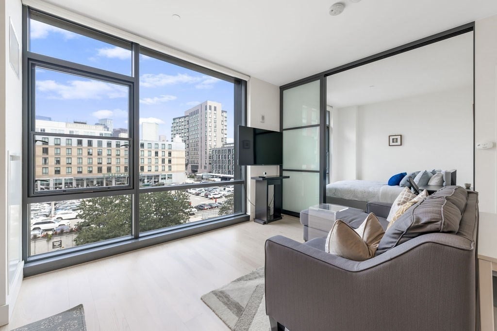 32 Traveler St 411