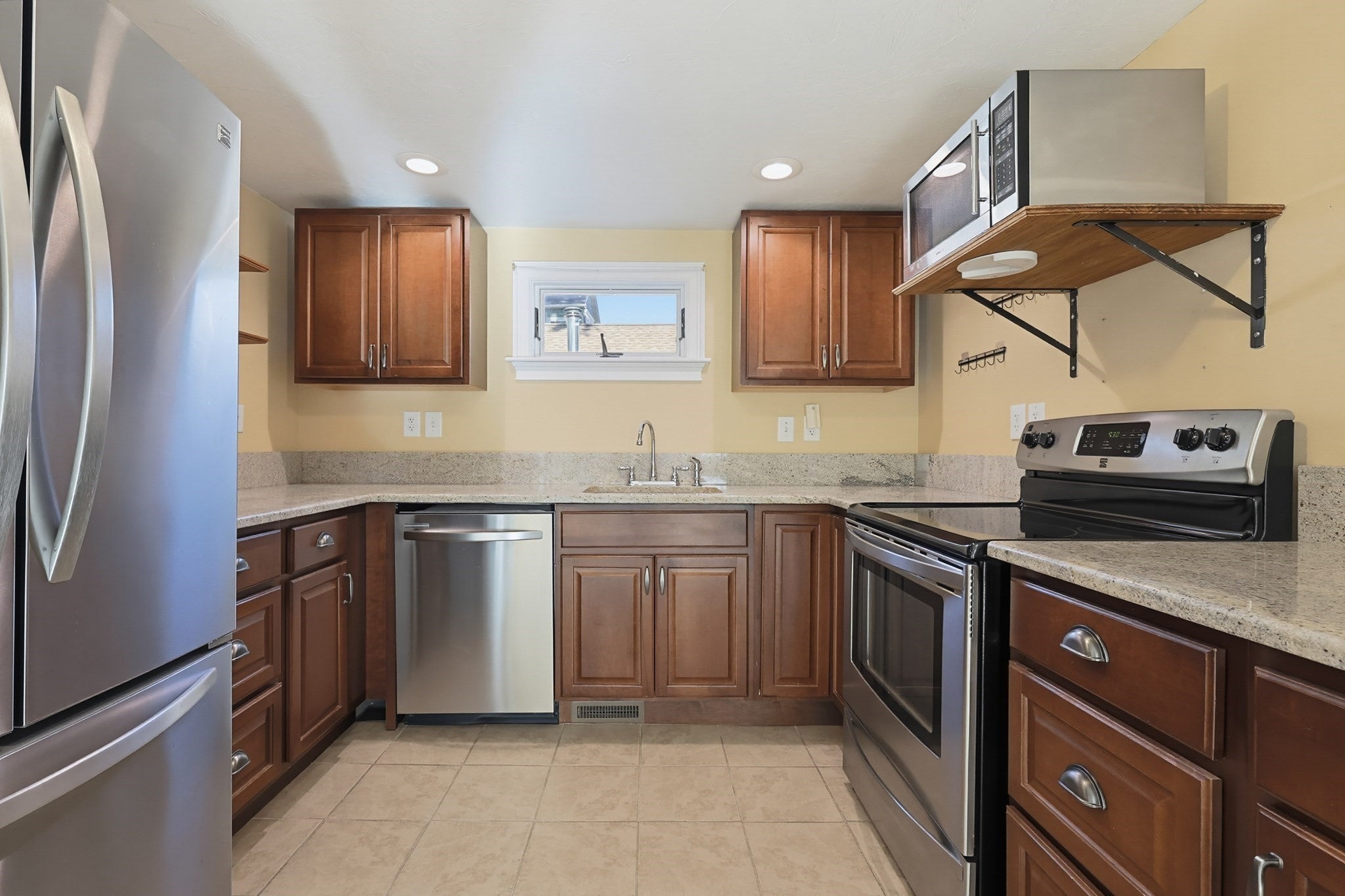 116 Lakeshore Dr, Blackstone, MA Photo #8