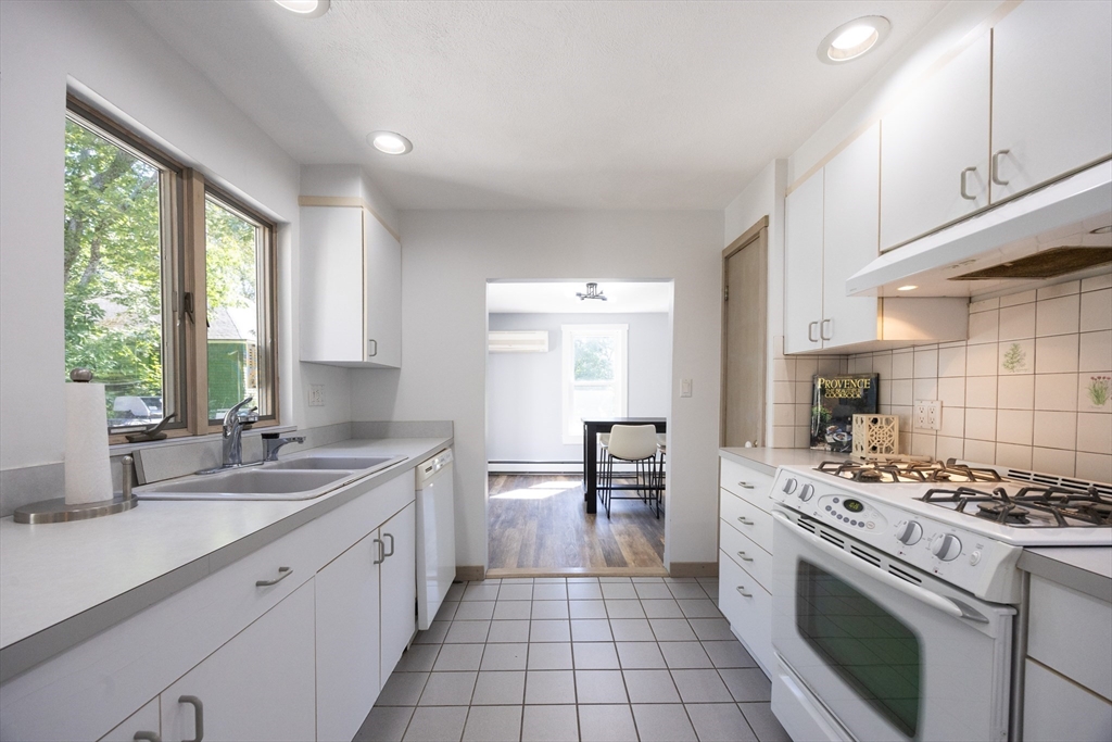 Foxboro, Massachusetts 02035, United States, 4 Bedrooms Bedrooms, ,3 BathroomsBathrooms,Residential,Active,205428