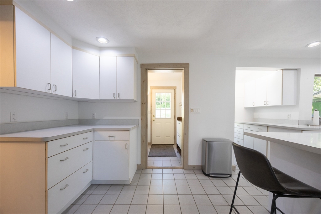 Foxboro, Massachusetts 02035, United States, 4 Bedrooms Bedrooms, ,3 BathroomsBathrooms,Residential,Active,205428