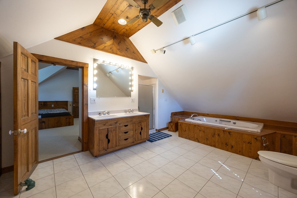 Foxboro, Massachusetts 02035, United States, 4 Bedrooms Bedrooms, ,3 BathroomsBathrooms,Residential,Active,205428