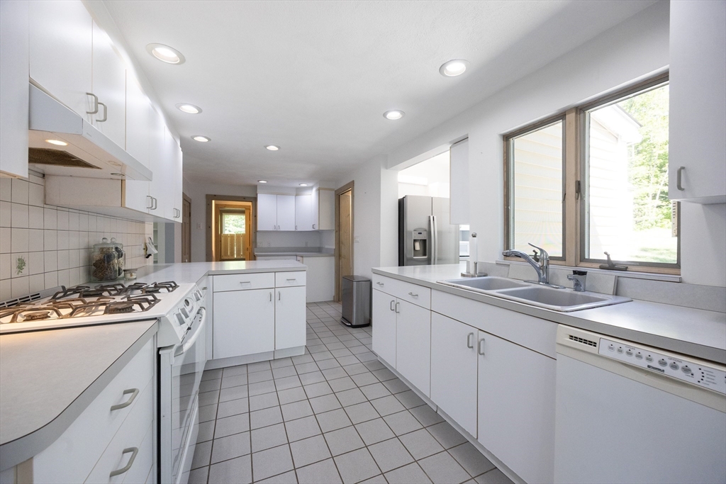 Foxboro, Massachusetts 02035, United States, 4 Bedrooms Bedrooms, ,3 BathroomsBathrooms,Residential,Active,205428