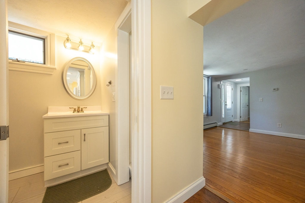 Foxboro, Massachusetts 02035, United States, 4 Bedrooms Bedrooms, ,3 BathroomsBathrooms,Residential,Active,205428