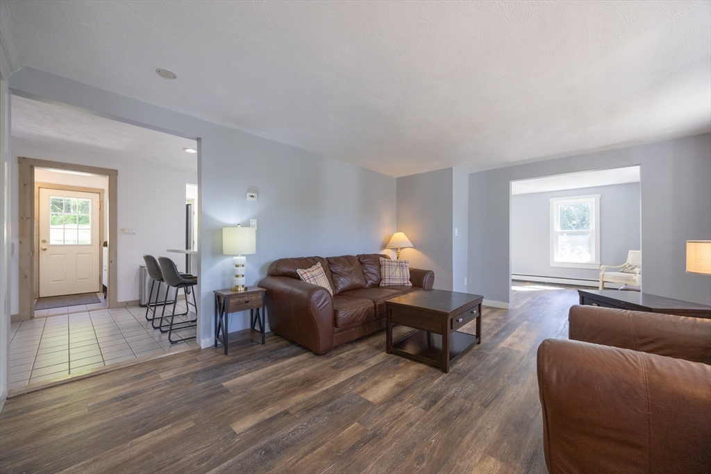 Foxboro, Massachusetts 02035, United States, 4 Bedrooms Bedrooms, ,3 BathroomsBathrooms,Residential,Active,205428