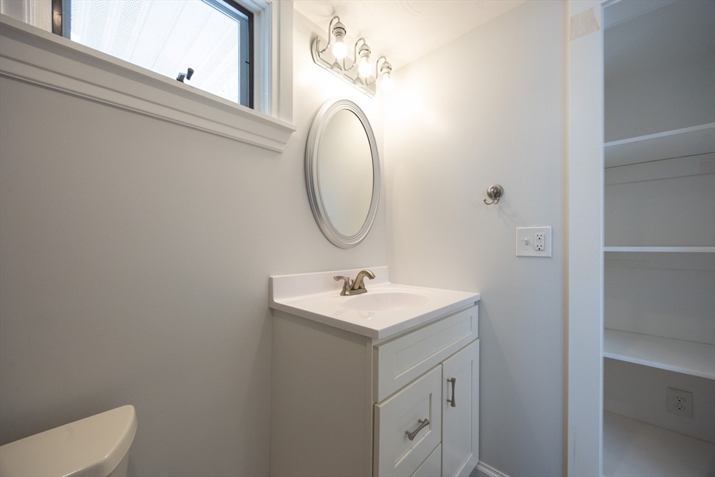 Foxboro, Massachusetts 02035, United States, 4 Bedrooms Bedrooms, ,3 BathroomsBathrooms,Residential,Active,205428