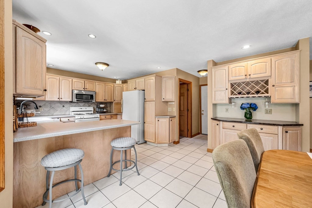 185 Clearwater Cir, Ludlow, MA Photo #10