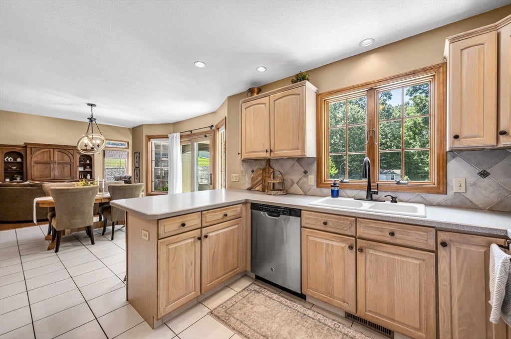 185 Clearwater Cir, Ludlow, MA Photo #11