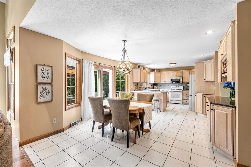 185 Clearwater Cir, Ludlow, MA Photo #8
