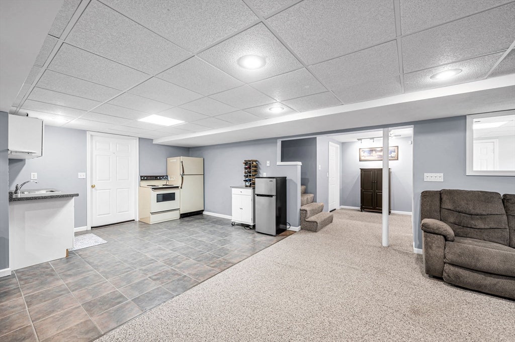 185 Clearwater Cir, Ludlow, MA Photo #27