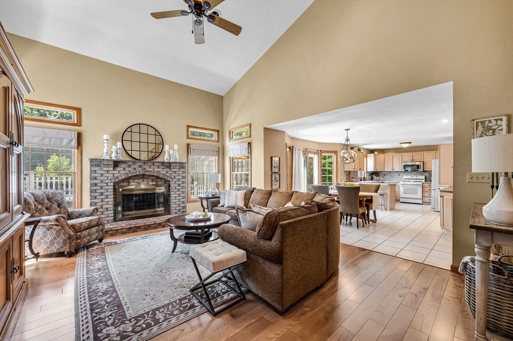 185 Clearwater Cir, Ludlow, MA Photo #5