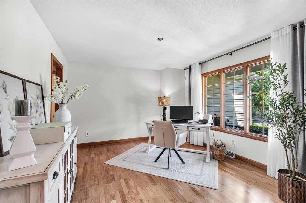 185 Clearwater Cir, Ludlow, MA Photo #14