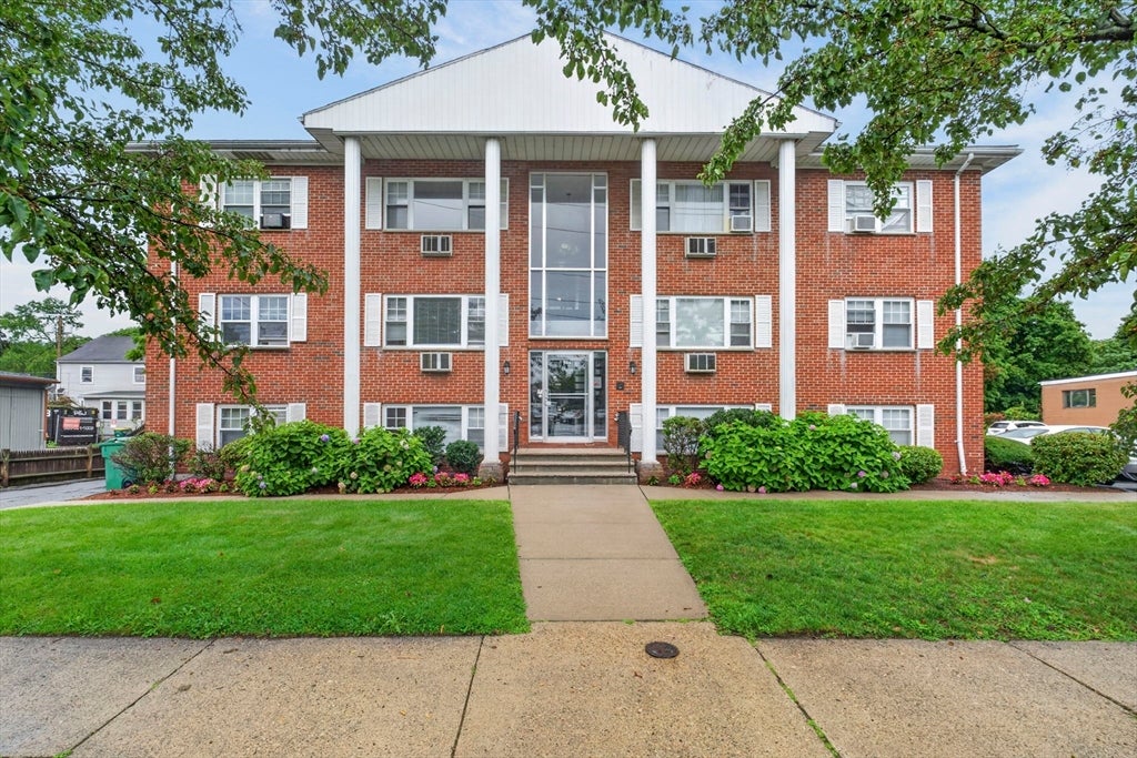 Photo of 924 Main St, Woburn, MA
