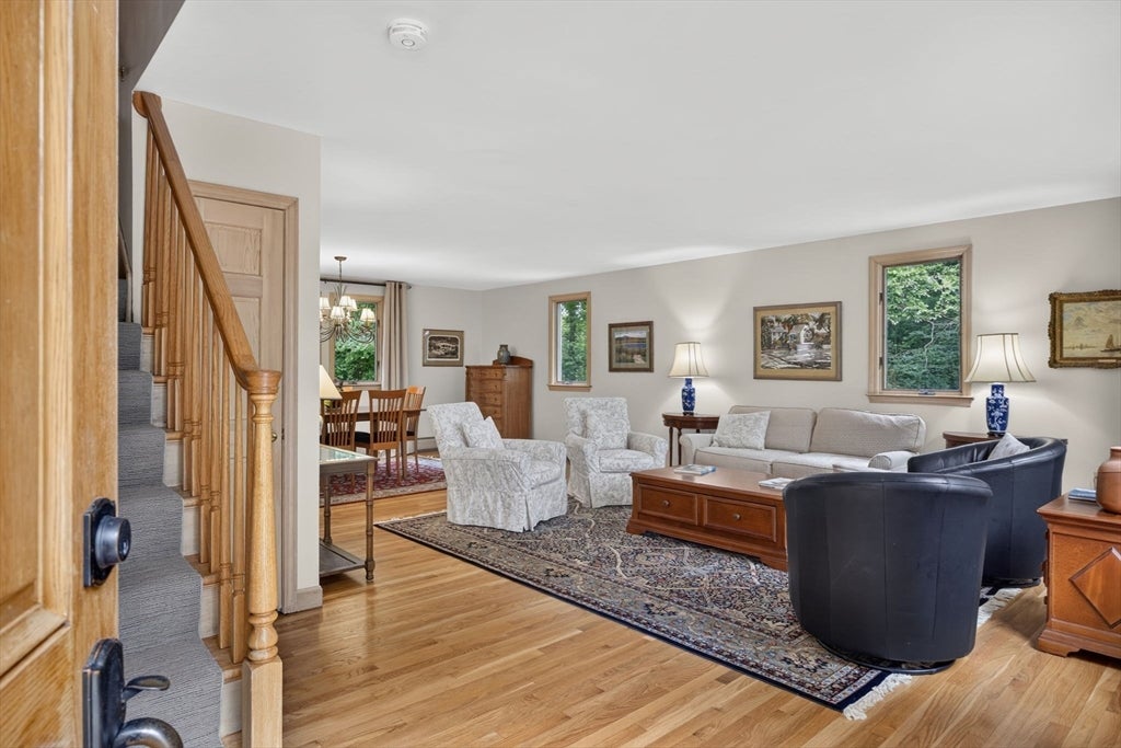 5 Acorn Ln