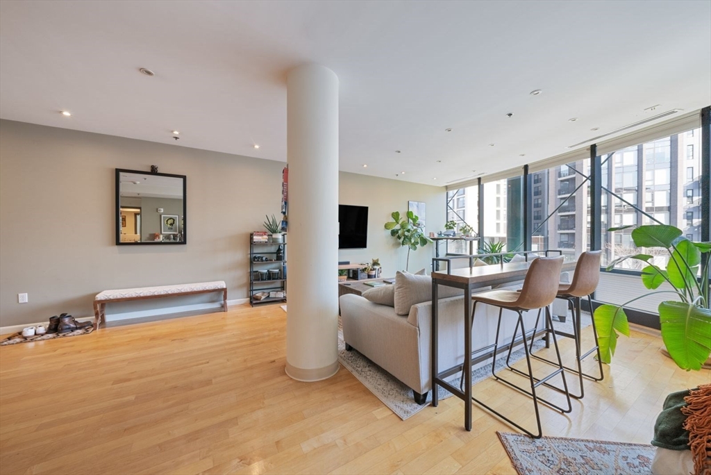 9 W Broadway 423