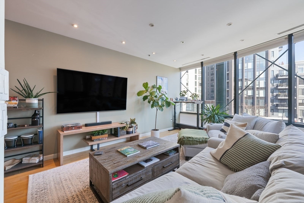 9 W Broadway 423