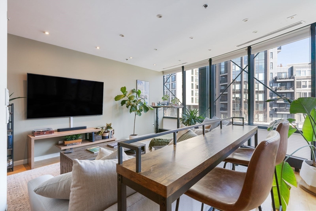 9 W Broadway 423