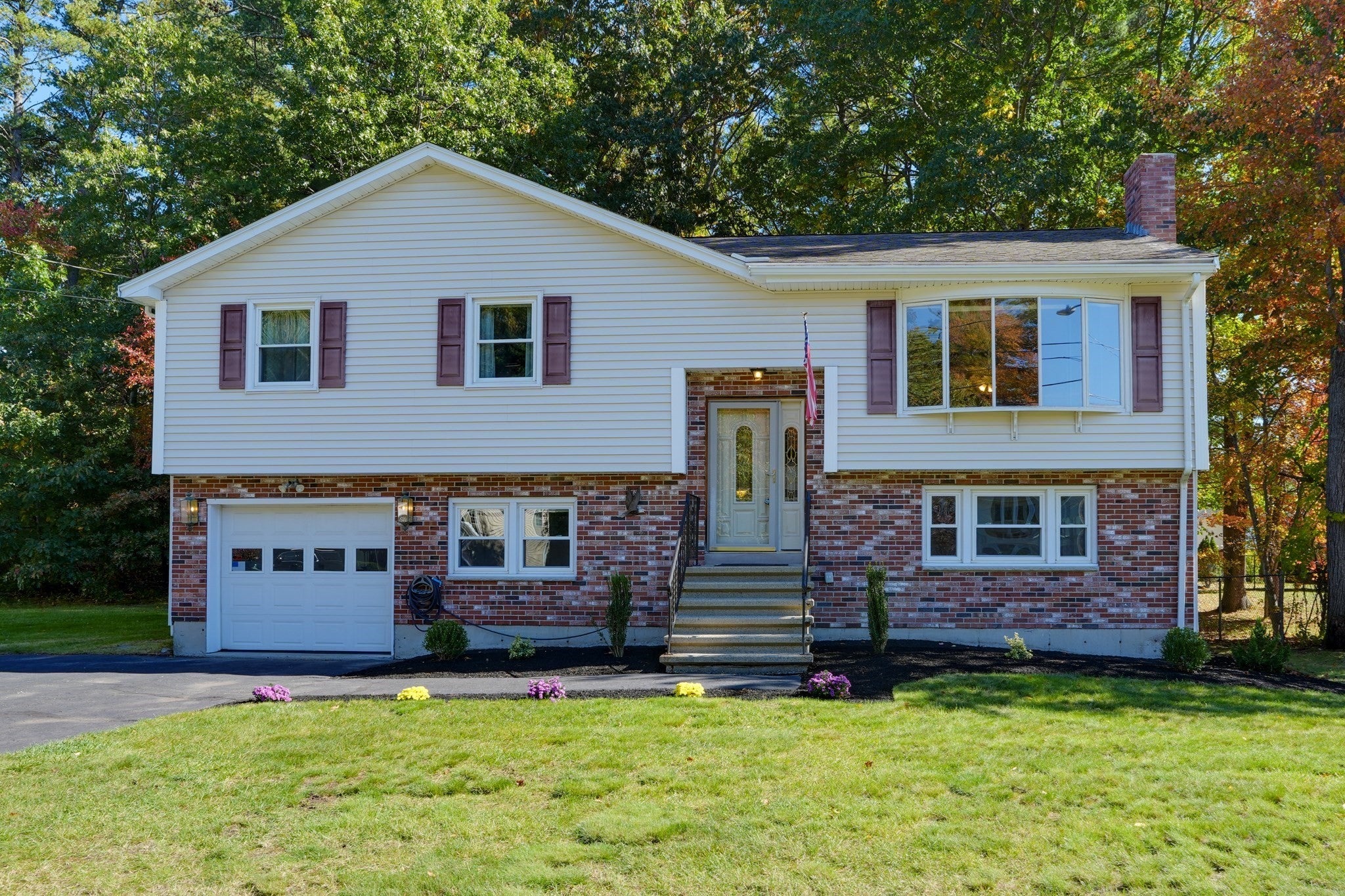 Photo of 4 Goodwin Dr, Burlington, MA