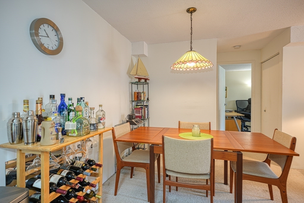 Natick, Massachusetts 01760, United States, 1 Bedroom Bedrooms, ,1 BathroomBathrooms,Residential,Pending,121002