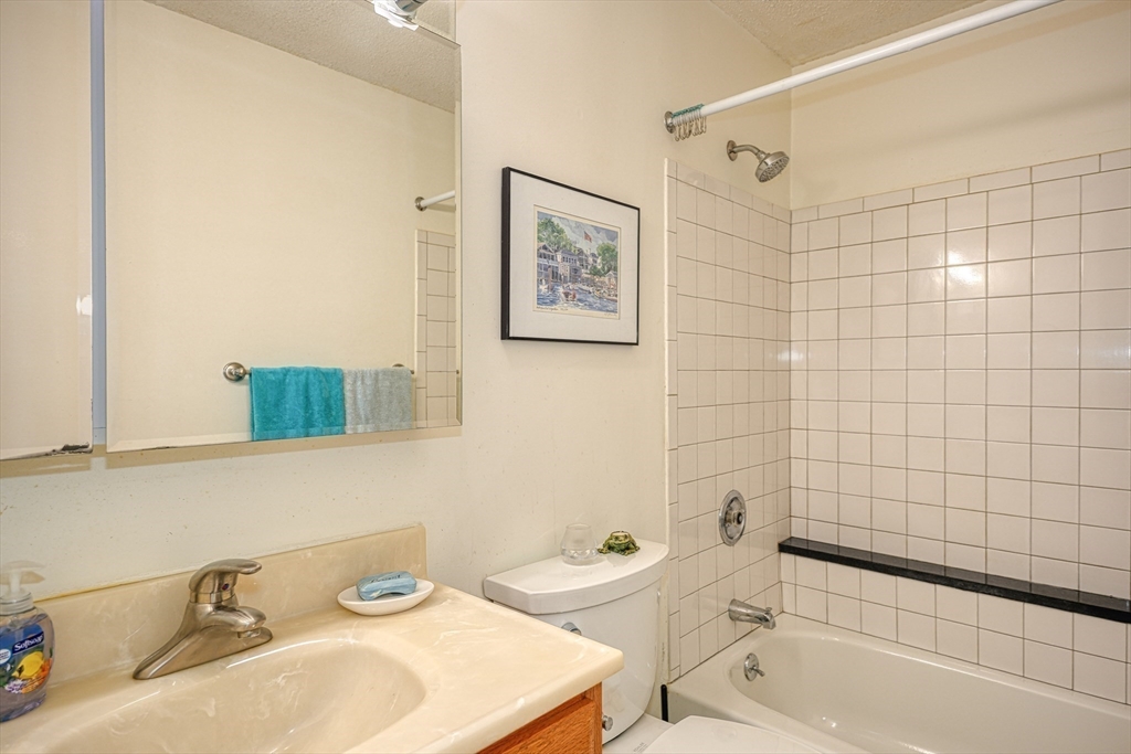 Natick, Massachusetts 01760, United States, 1 Bedroom Bedrooms, ,1 BathroomBathrooms,Residential,Pending,121002