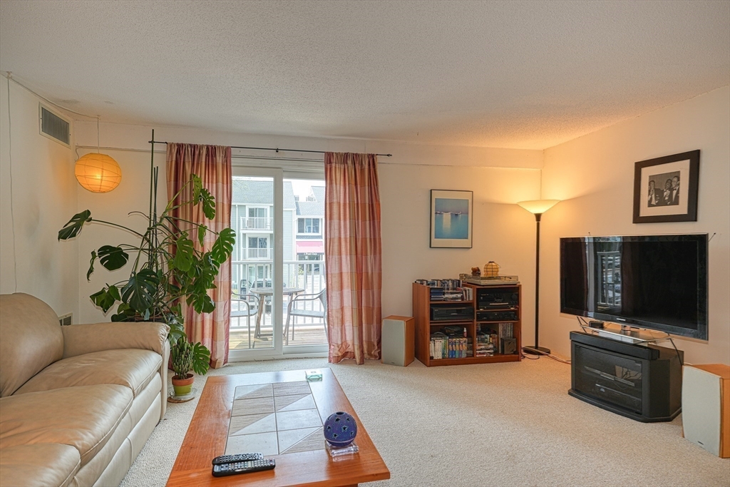 Natick, Massachusetts 01760, United States, 1 Bedroom Bedrooms, ,1 BathroomBathrooms,Residential,Pending,121002