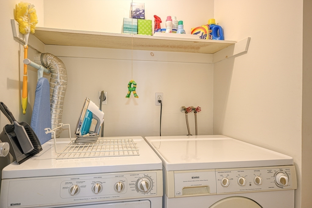 Natick, Massachusetts 01760, United States, 1 Bedroom Bedrooms, ,1 BathroomBathrooms,Residential,Pending,121002