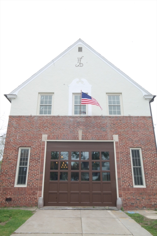 Photo 1 of 23 — 1043 Sumner Ave, Springfield, MA 01118