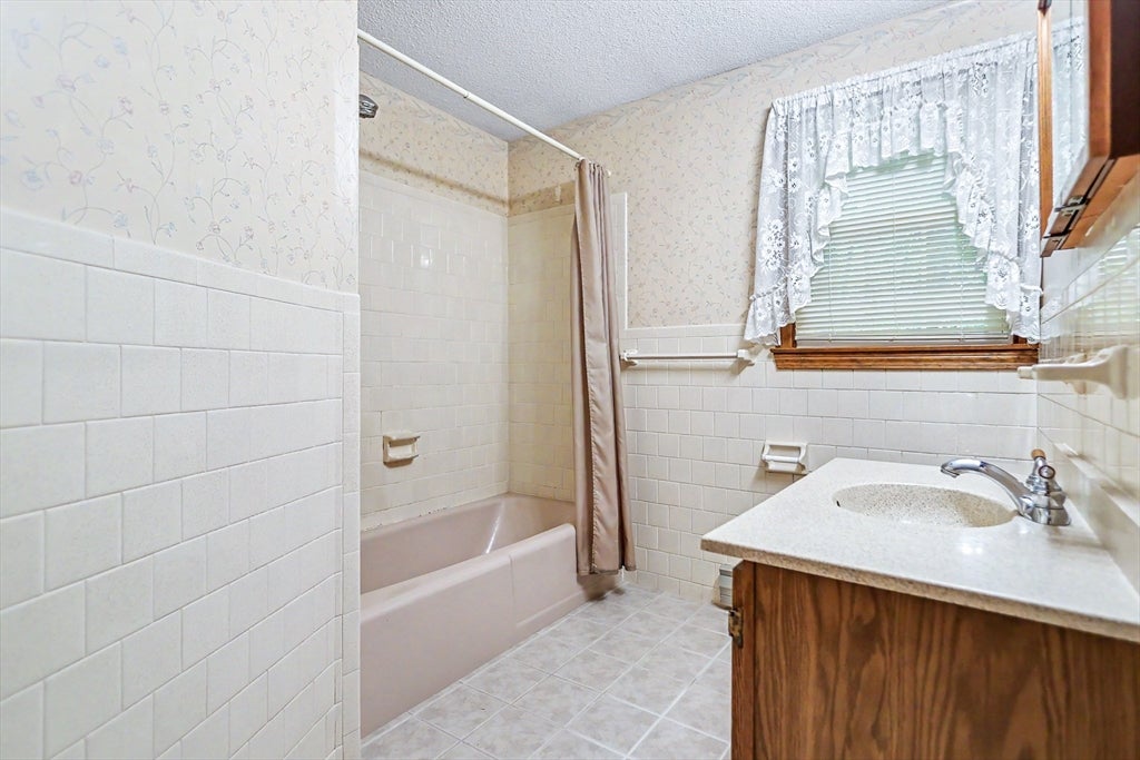 30 Sugar Hill Circle, Methuen, MA Photo #13