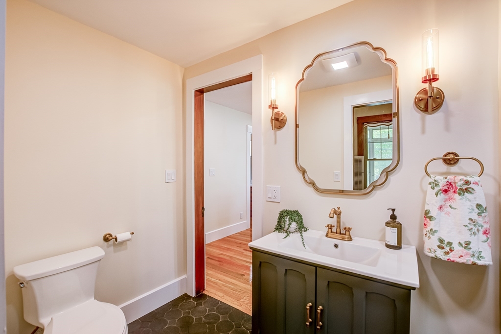 35 Dyer St, Gardner, MA Photo #9