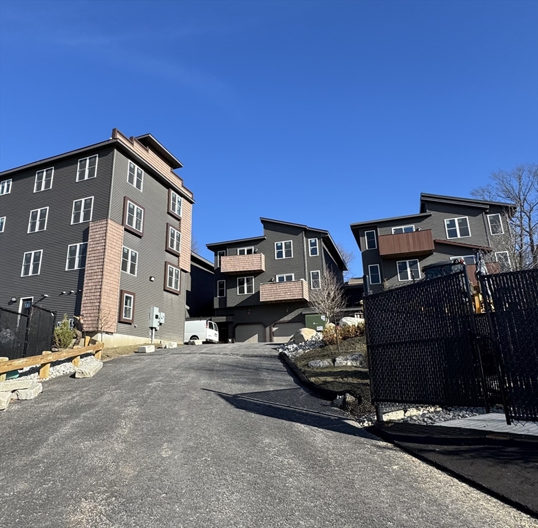 60 Richards St B