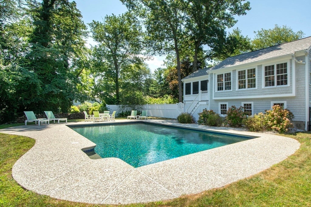 39 Ledgewood Dr