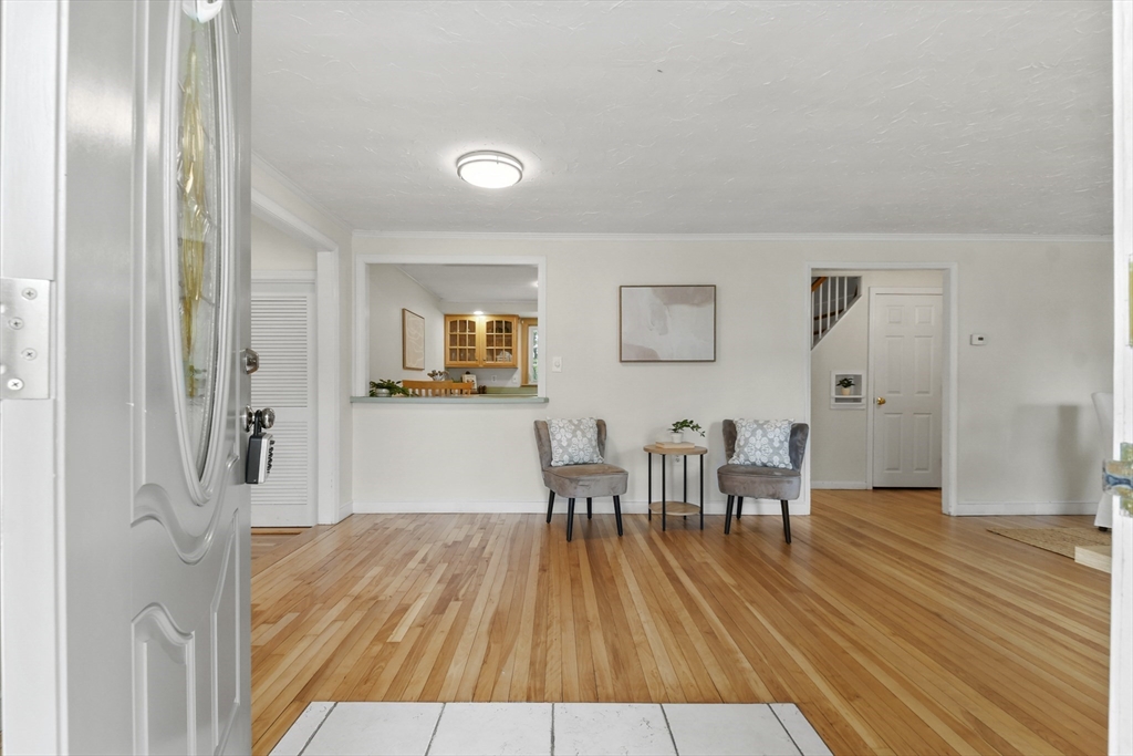 4 Courier St