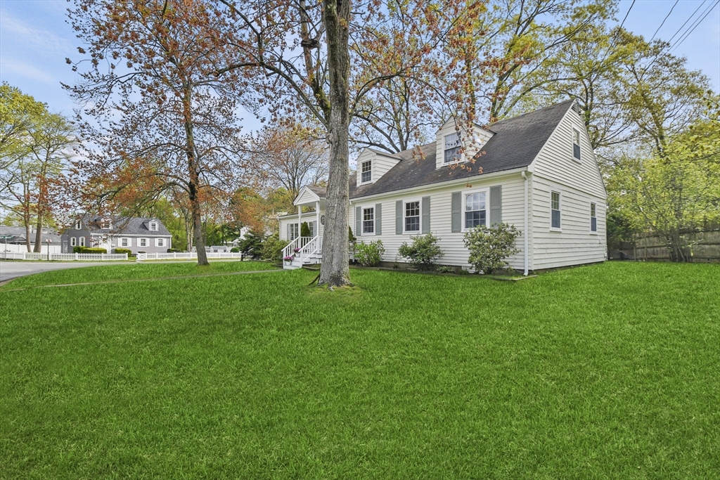 4 Courier St