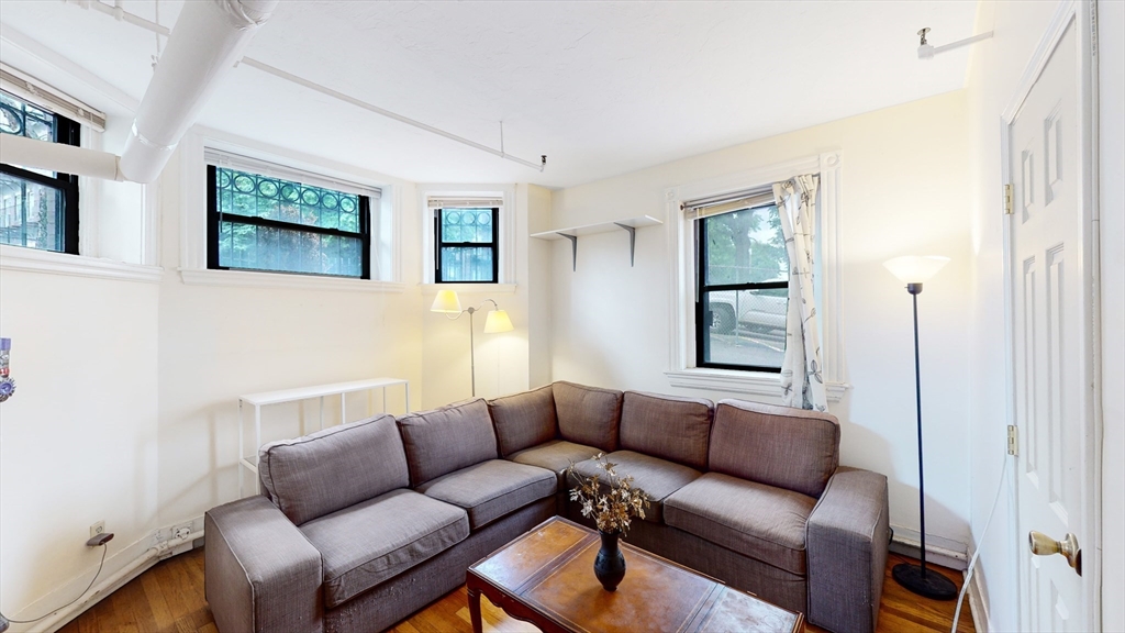 Click for 137 Peterborough St #32, Boston, MA slideshow