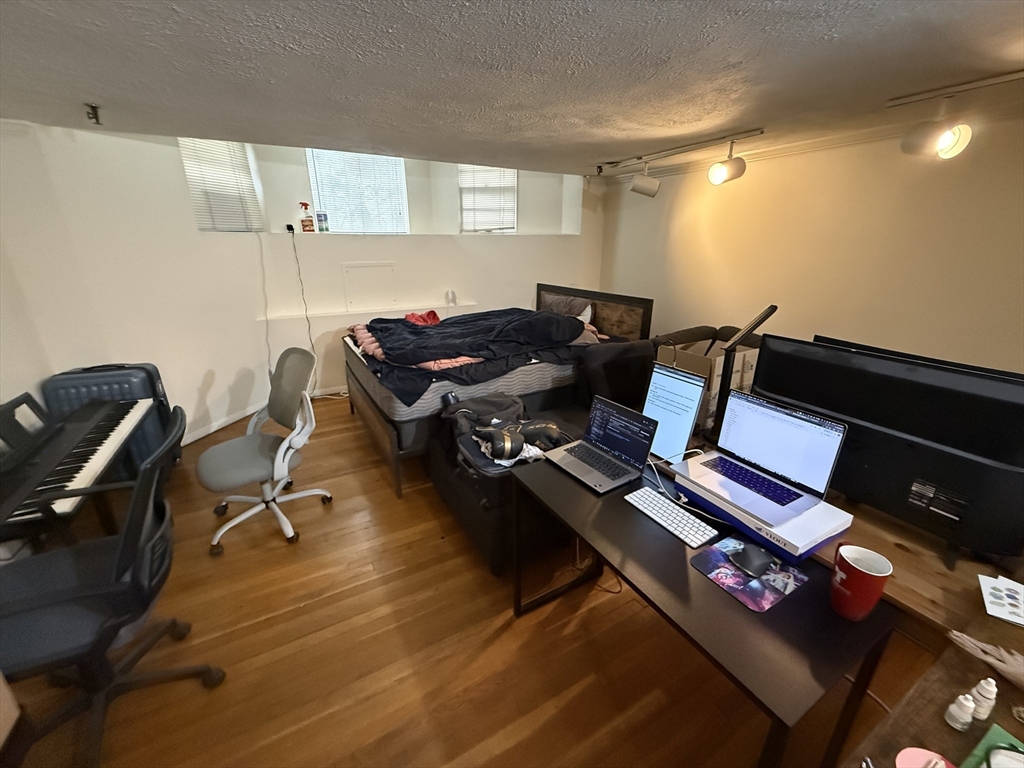 Click for 232 Marlborough St #1, Boston, MA slideshow