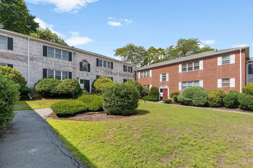 Click for 124 Lake Shore Rd #2, Boston, MA slideshow Click for 124 Lake Shore Rd #2, Boston, MA slideshow
