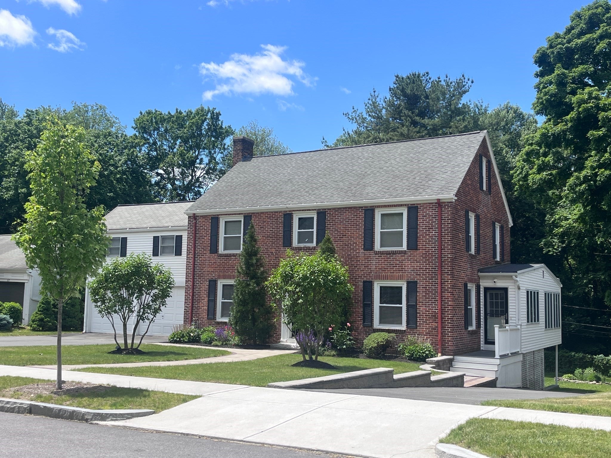119 Newton Ave N
