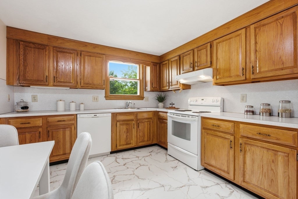 55 Peach Orchard Rd, Burlington, MA Photo #13