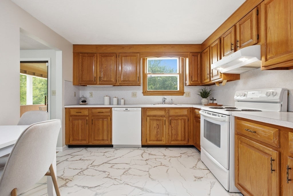 55 Peach Orchard Rd, Burlington, MA Photo #12