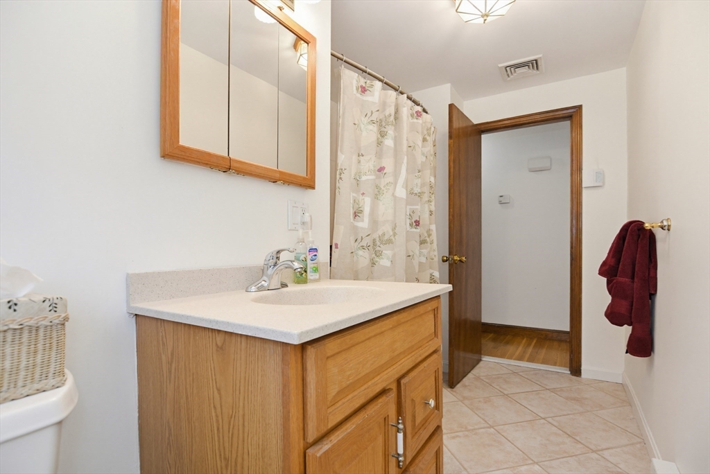 37 Cresthaven Drive, Burlington, MA Photo #9