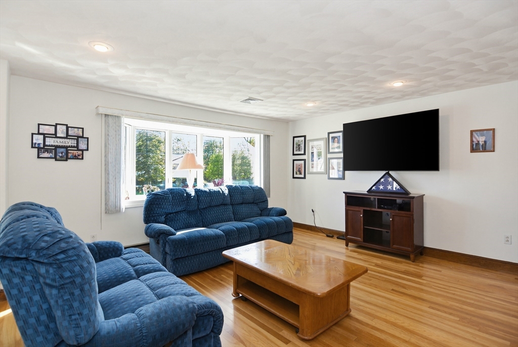 37 Cresthaven Drive, Burlington, MA Photo #4