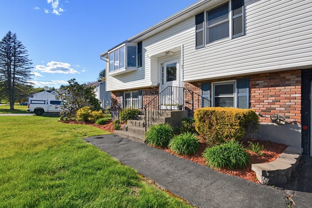 37 Cresthaven Drive, Burlington, MA Photo #3
