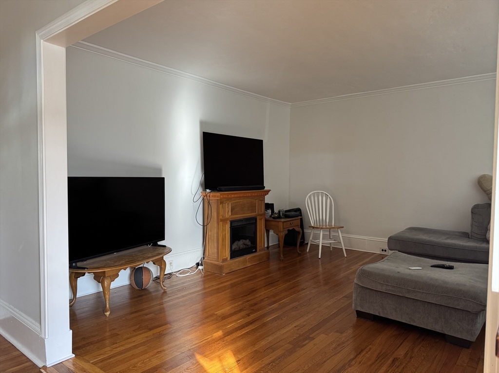 320 Crescent St 320