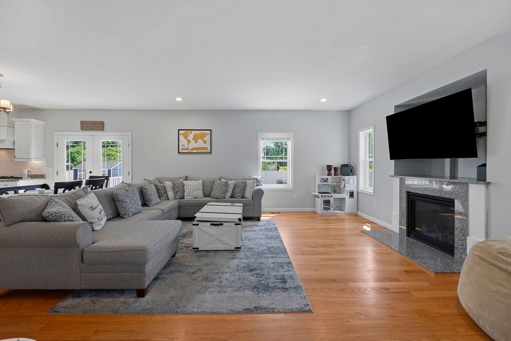 51 Elaine Cir, Springfield, MA Photo #27