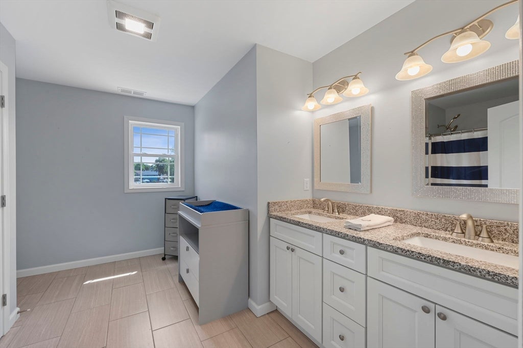 51 Elaine Cir, Springfield, MA Photo #11