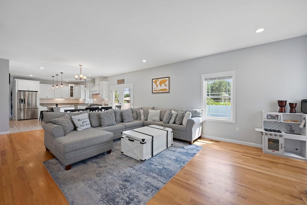 51 Elaine Cir, Springfield, MA Photo #28